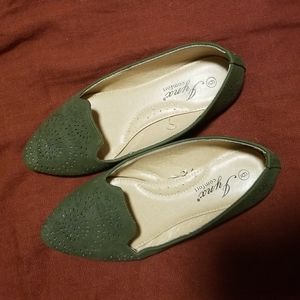Green pointed flats.size 6